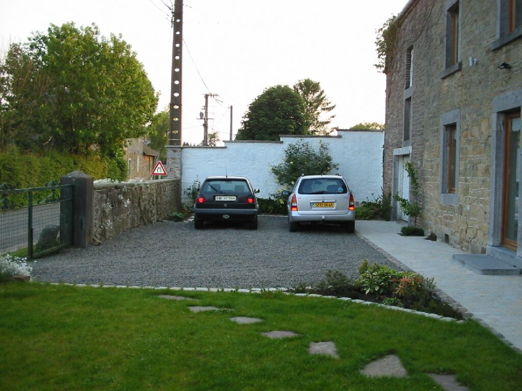 05 parking du gite.JPG